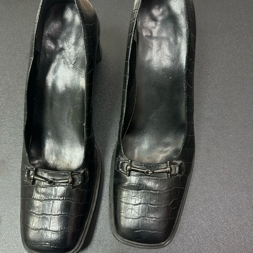 Studio women’s genuine leather slip on loafer made in Brazil size 10 M